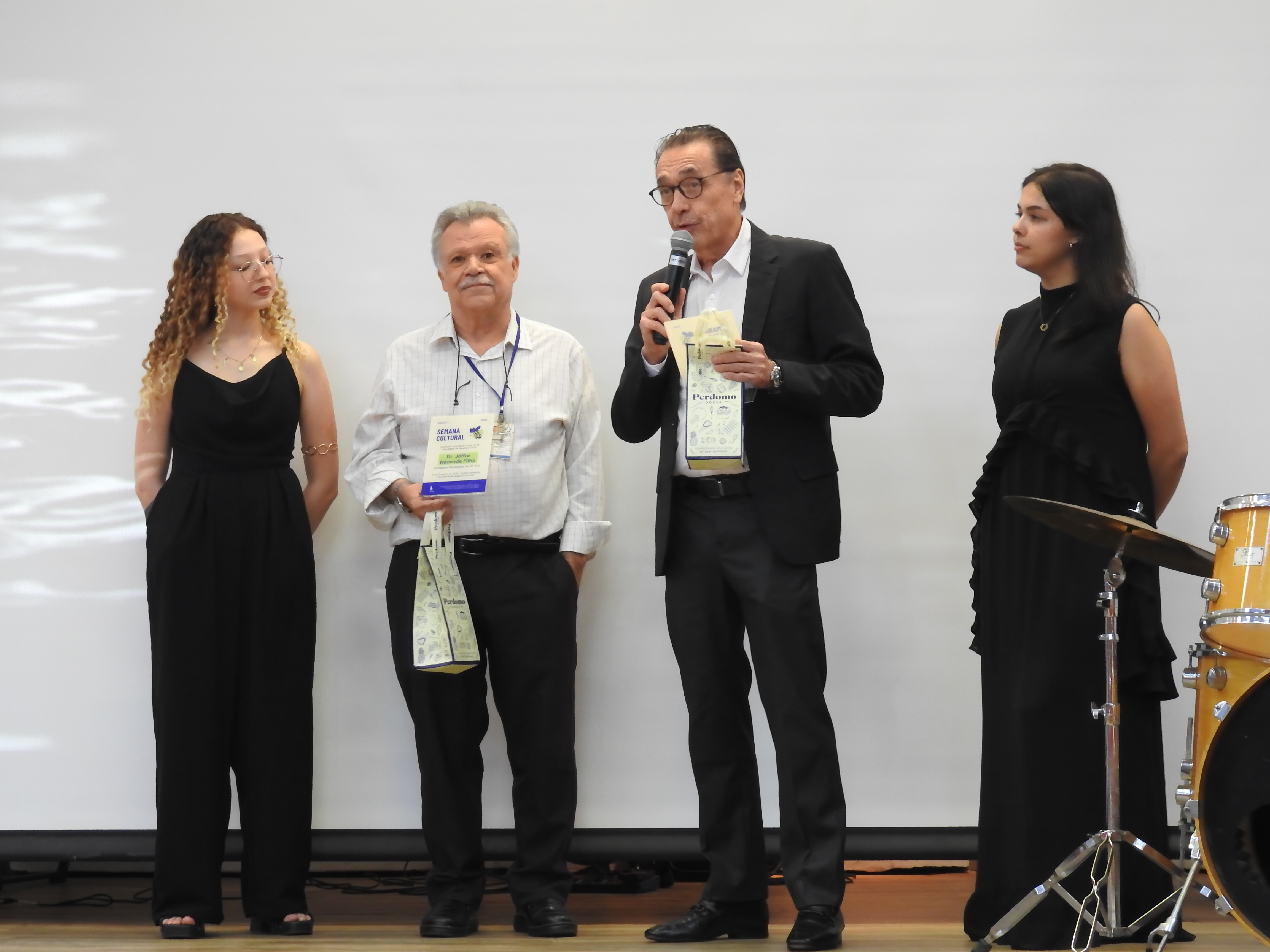 Alunos da FM demonstram seus talentos artísticos e homenageiam professores na Semana Cultural 2026