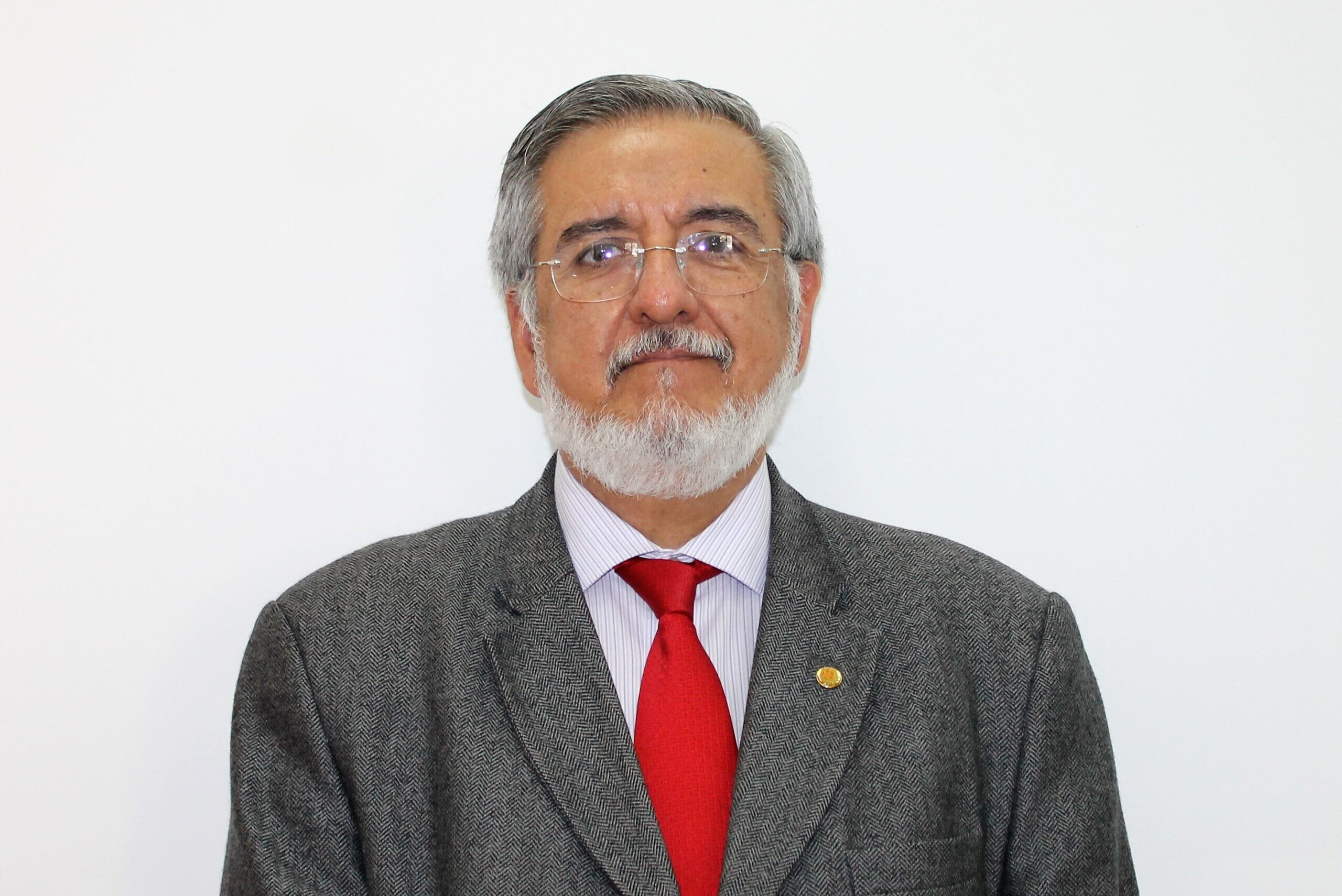 Câmara Municipal de Goiânia concede a professor da Faculdade de Medicina Comenda Literária Antônio Almeida 2026