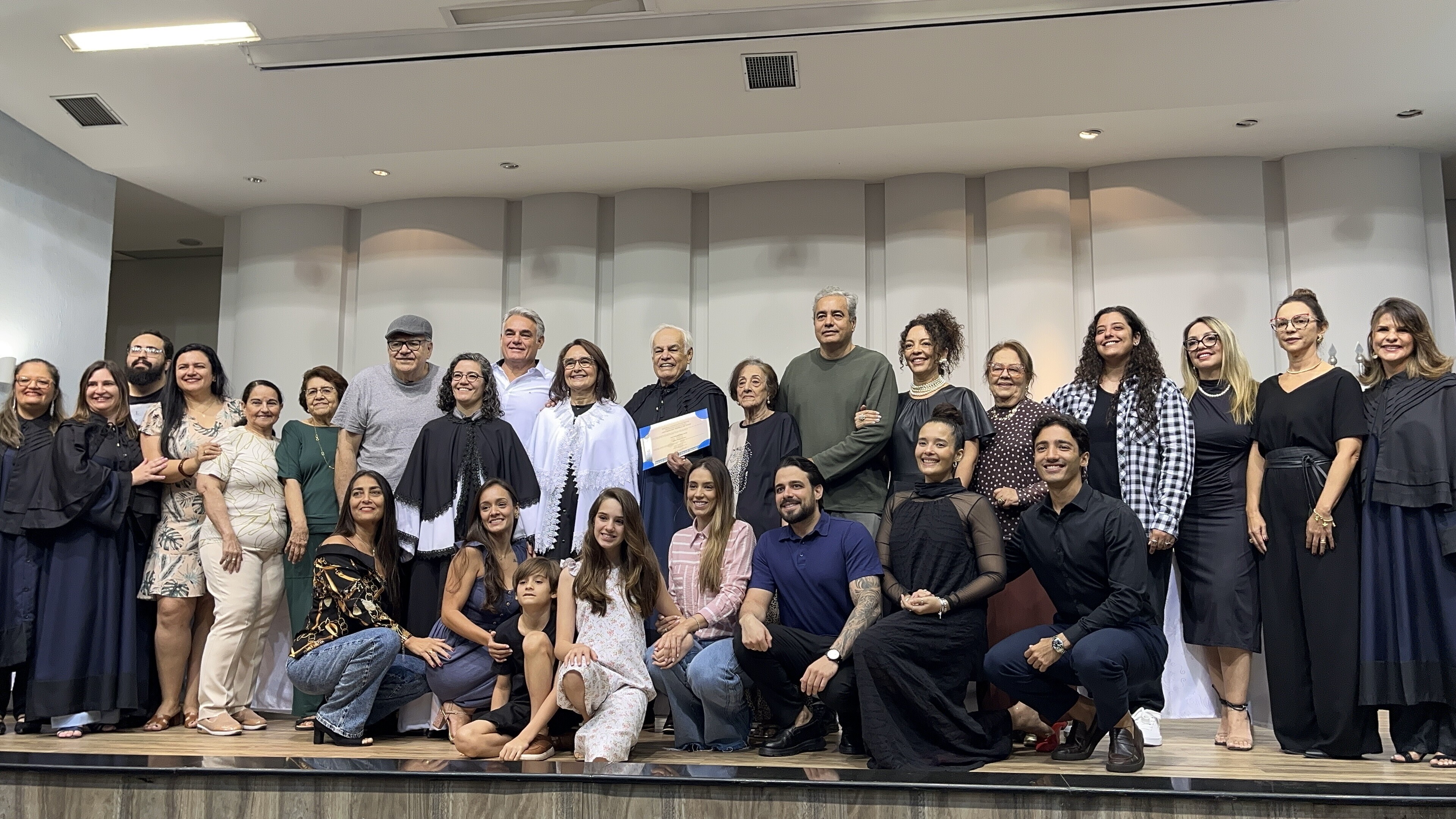 Professor de Libras Edson Franco Gomes é homenageado no Teatro Asklepiós, ao receber título de Doutor Honoris Causa pelas faculdades de Educação e de Letras