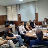 Diretoria da FM se reúne com representantes de várias instituições públicas para discutir questões ligadas à violência contra a mulher