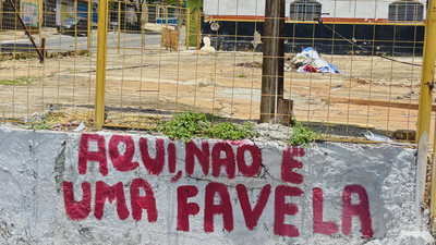 Muro pichado com a frase "Aqui não é uma favela".