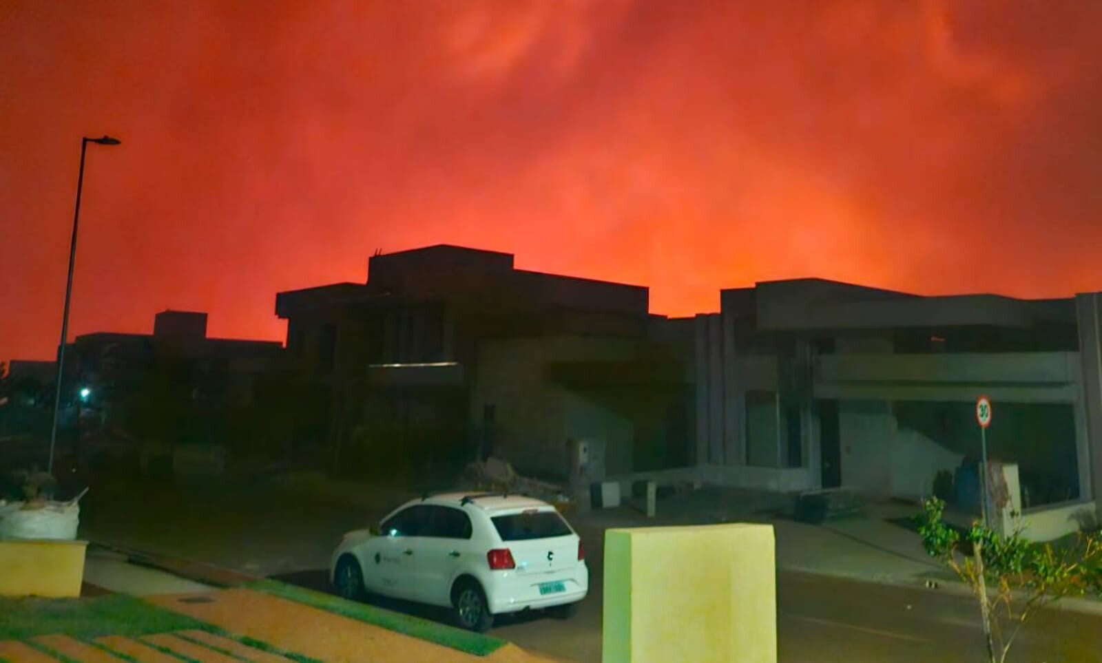 Céu vermelho por causa da fumaça de queimadas em um bairro da cidade de Goiânia.