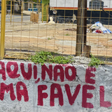 Muro pichado com a frase "Aqui não é uma favela".