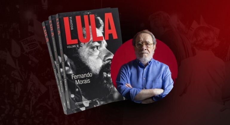 Arte de divulgação com fundo em tons de vermelho escuro. À esquerda, aparecem várias cópias empilhadas do livro Lula – Volume 2, de Fernando Morais. A capa destaca uma fotografia em preto e branco do rosto do presidente Luiz Inácio Lula da Silva em perfil, com o título “LULA” em letras grandes vermelhas.À direita, há a imagem do escritor Fernando Morais, um homem idoso de cabelos grisalhos, barba curta e óculos. Ele veste uma camisa azul de mangas compridas e está com os braços cruzados, olhando para a câmera. Atrás dele, um círculo vermelho destaca sua figura.O conjunto da imagem tem um visual sóbrio e institucional, remetendo ao lançamento da nova biografia de Lula escrita por Fernando Morais.