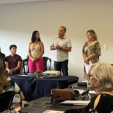 Aposentados assistindo aulas