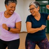 Duas senhoras juntas dançando