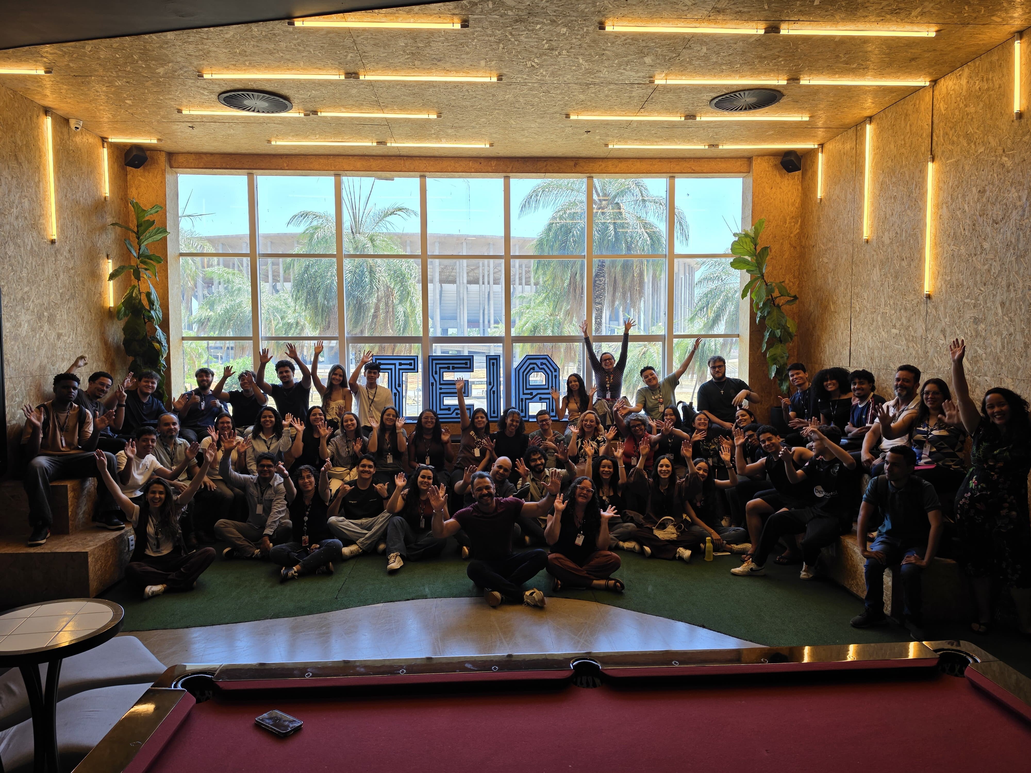 Foto dos alunos contra a logo TEIA