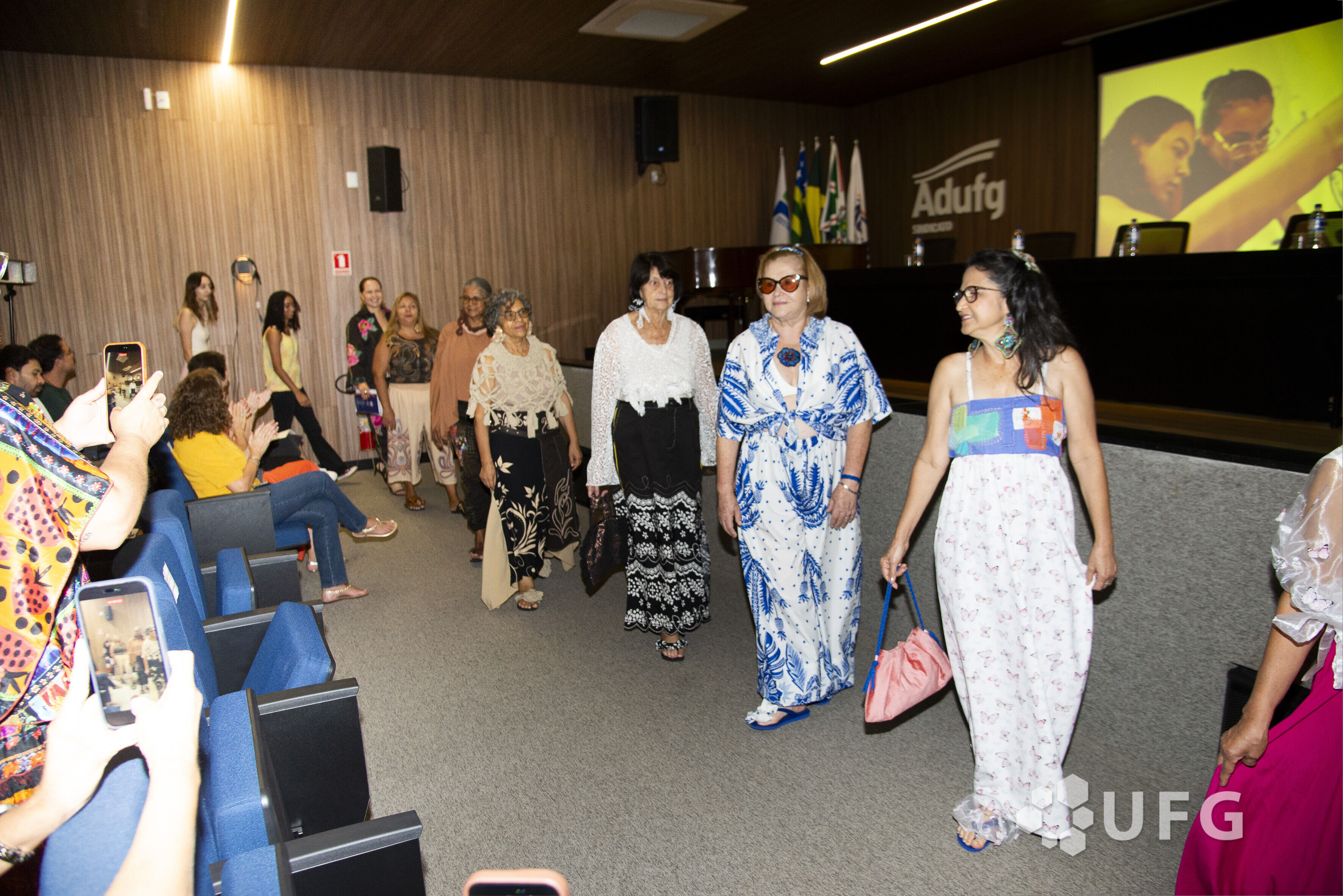 Desfile de abertura “Das mãos que tecem rastros de linha”