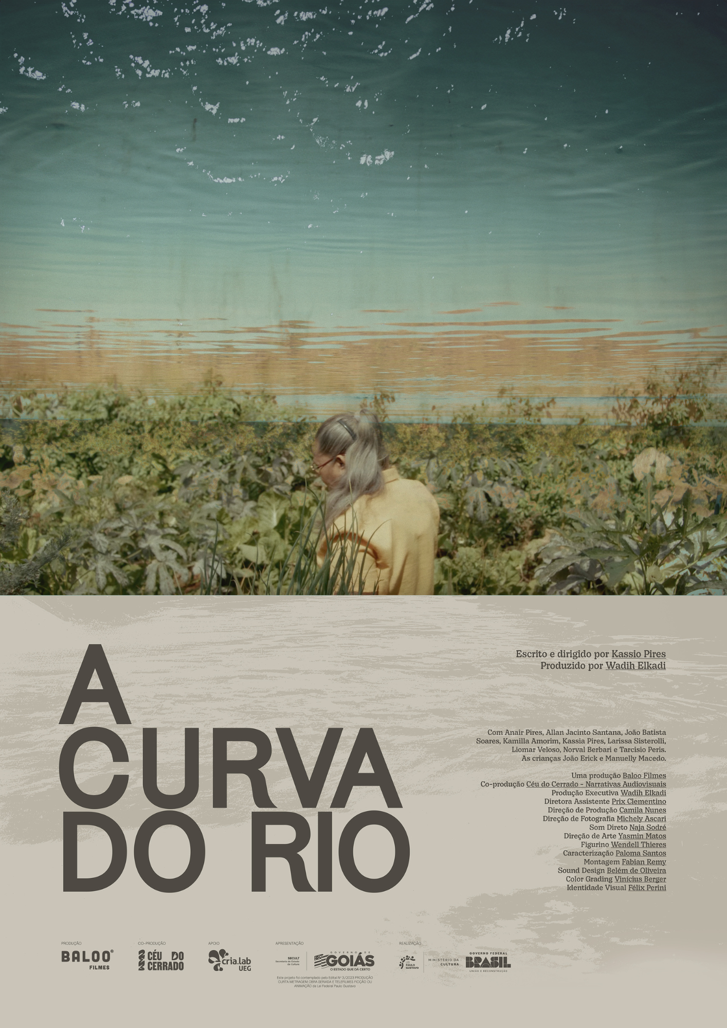 Cartaz do filme “A Curva do Rio”. Na parte superior, há uma imagem com reflexo de água sobre uma paisagem com vegetação, onde uma pessoa aparece sentada de costas entre plantas. Na parte inferior, em fundo claro, aparece o título “A Curva do Rio” em letras grandes, acompanhado de créditos da equipe técnica e logotipos de produção, apoio, apresentação e realização.