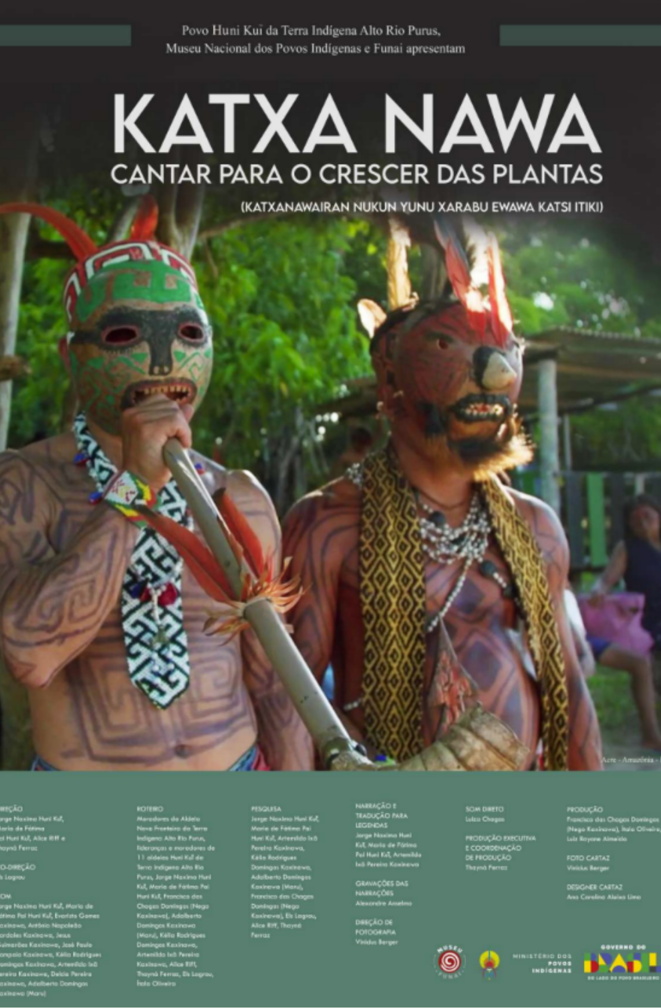 Cartaz do filme “Katxa Nawa: Cantar para o Crescer das Plantas”. A imagem mostra duas pessoas usando máscaras tradicionais, pinturas corporais e adornos, em um ambiente externo com vegetação ao fundo. A pessoa à esquerda segura um microfone, e a pessoa à direita usa máscara com penas e colares. Na parte superior do cartaz aparecem o título do filme e textos de apresentação. Na parte inferior, há uma faixa verde com créditos da produção e logotipos institucionais.
