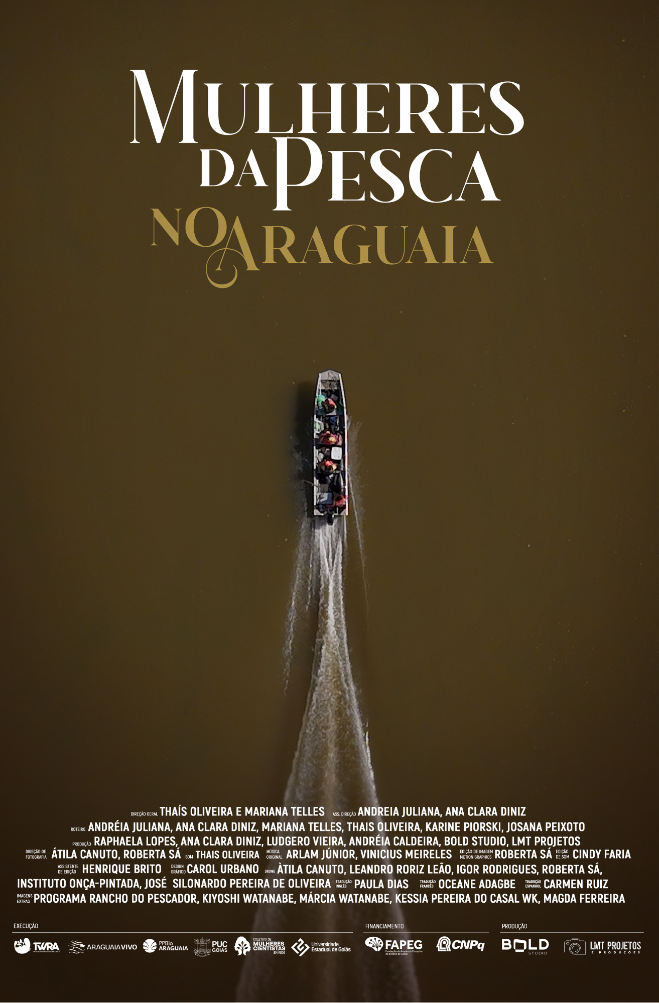 Cartaz do filme “Mulheres da Pesca no Araguaia”. A imagem mostra uma vista aérea de um barco navegando sobre um rio de água escura, deixando um rastro claro atrás. O título aparece na parte superior em letras grandes brancas e douradas. Na parte inferior, há créditos da equipe técnica e logotipos de execução, financiamento e produção.