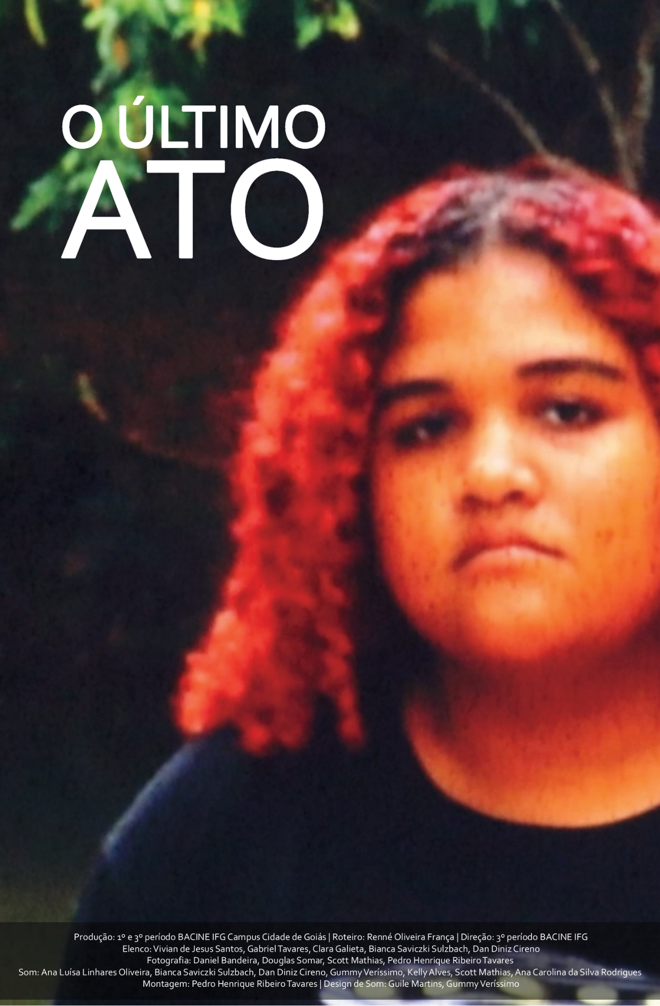 Cartaz do filme “O Último Ato”, com a imagem desfocada de uma pessoa de cabelo vermelho em ambiente externo. O título aparece em letras brancas grandes na parte superior esquerda. Na parte inferior, há uma faixa escura com créditos de produção, roteiro, direção, fotografia, som, montagem e design de som.