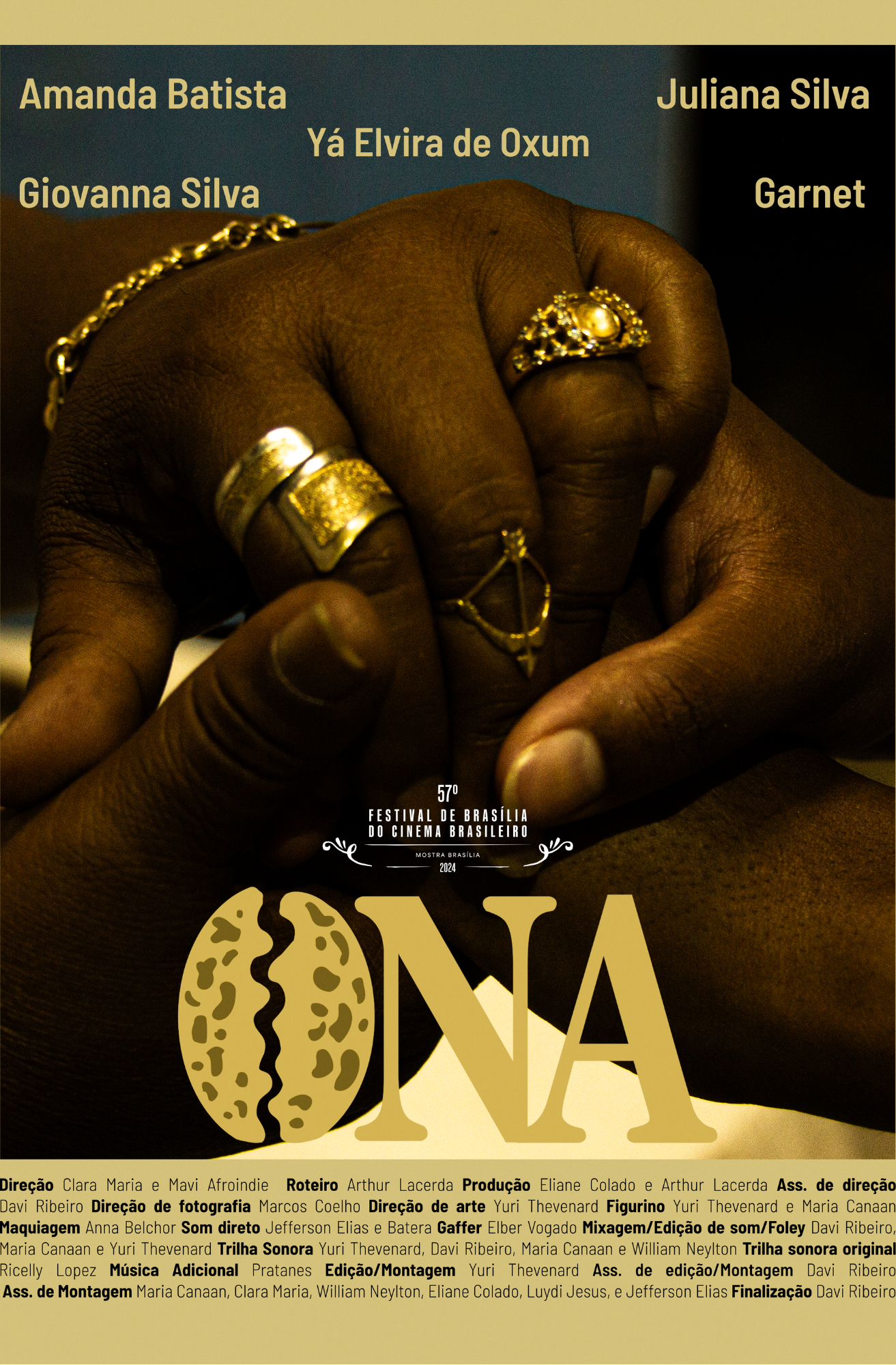 Cartaz do filme “Ona”, com uma fotografia em close de mãos usando anéis e pulseira. O título aparece em letras grandes na parte inferior, em tom dourado. Na parte superior, aparecem nomes do elenco, e no rodapé há créditos da equipe técnica.