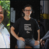Montagem com três retratos lado a lado, separados por linhas verticais escuras. À esquerda, um homem sorrindo aparece em ambiente externo, com vegetação verde ao fundo, usando camisa clara com detalhes azuis. Ao centro, um homem sentado usa óculos, camiseta preta com texto branco e calça jeans, com fundo escuro e luzes desfocadas. À direita, um homem sentado usa blusa cinza de manga longa, em ambiente interno escuro, olhando para a câmera.