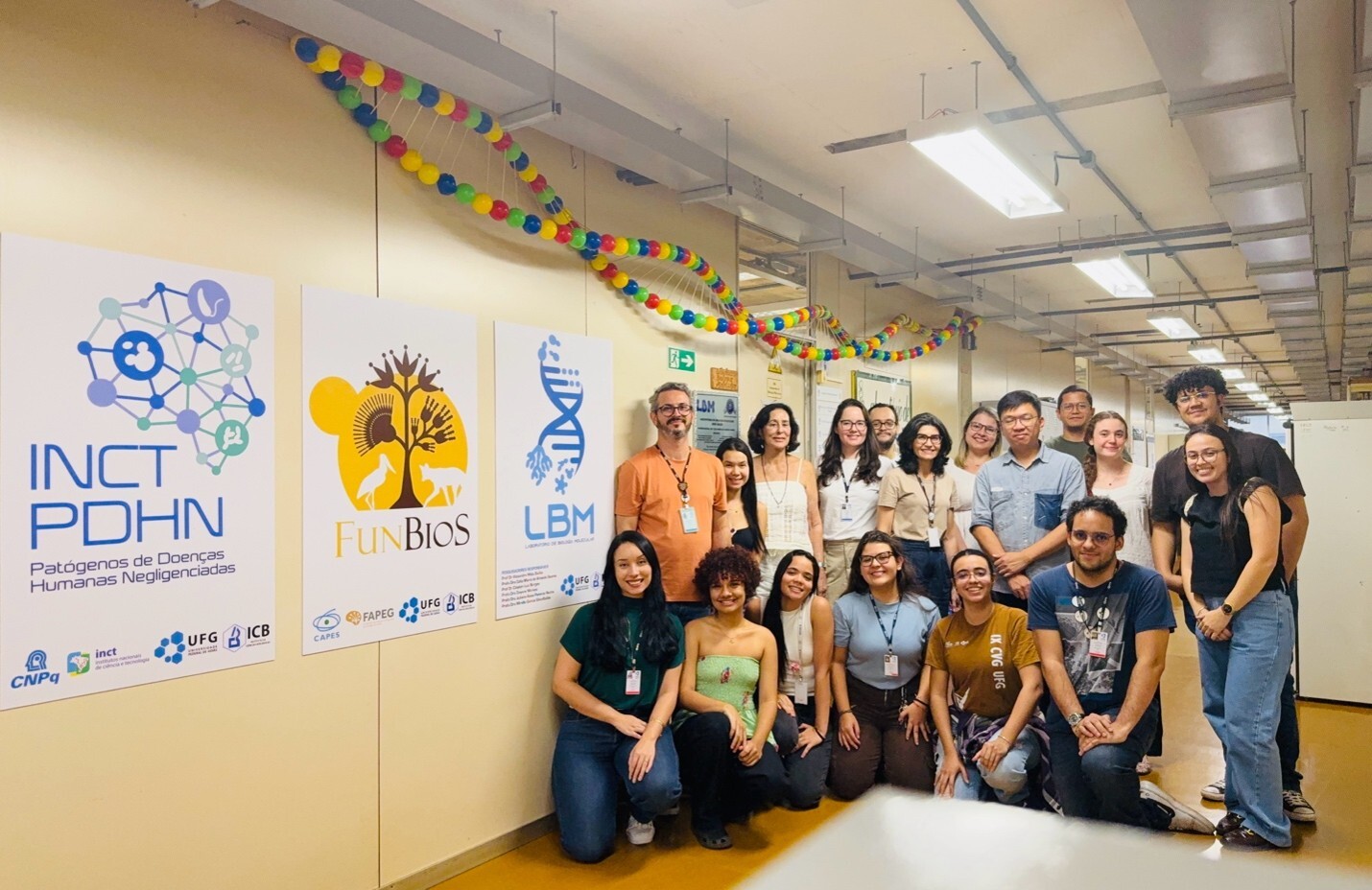 Pesquisador Wong com parte da equipe do LBM, UFG.