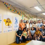 Pesquisador Wong com parte da equipe do LBM, UFG.