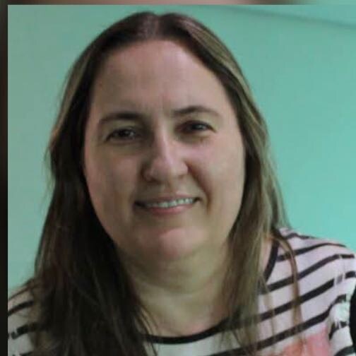Mestre em Genética pela PUC-GO. Pós-graduada em Aconselhamento em Predisposição Hereditária ao Câncer pelo Hospital Israelita Albert Einstein. Médica Mastologista.