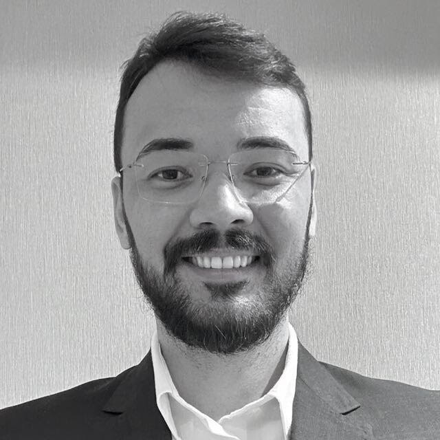 Médico Oncologista clínico, com residência em Clínica Médica e Oncologia. Doutorando em Genética e Biologia Molecular pela UFG. Atua como Diretor Clínico do Hemolabor, Médico Perito em Oncologia (TRF/NUCOD) e médico corporativo SESI/DSS/FIEG. Possui experiência em saúde feminina, com foco em câncer de mama, tumores ginecológicos, torácicos, gastrointestinais e câncer hereditário.