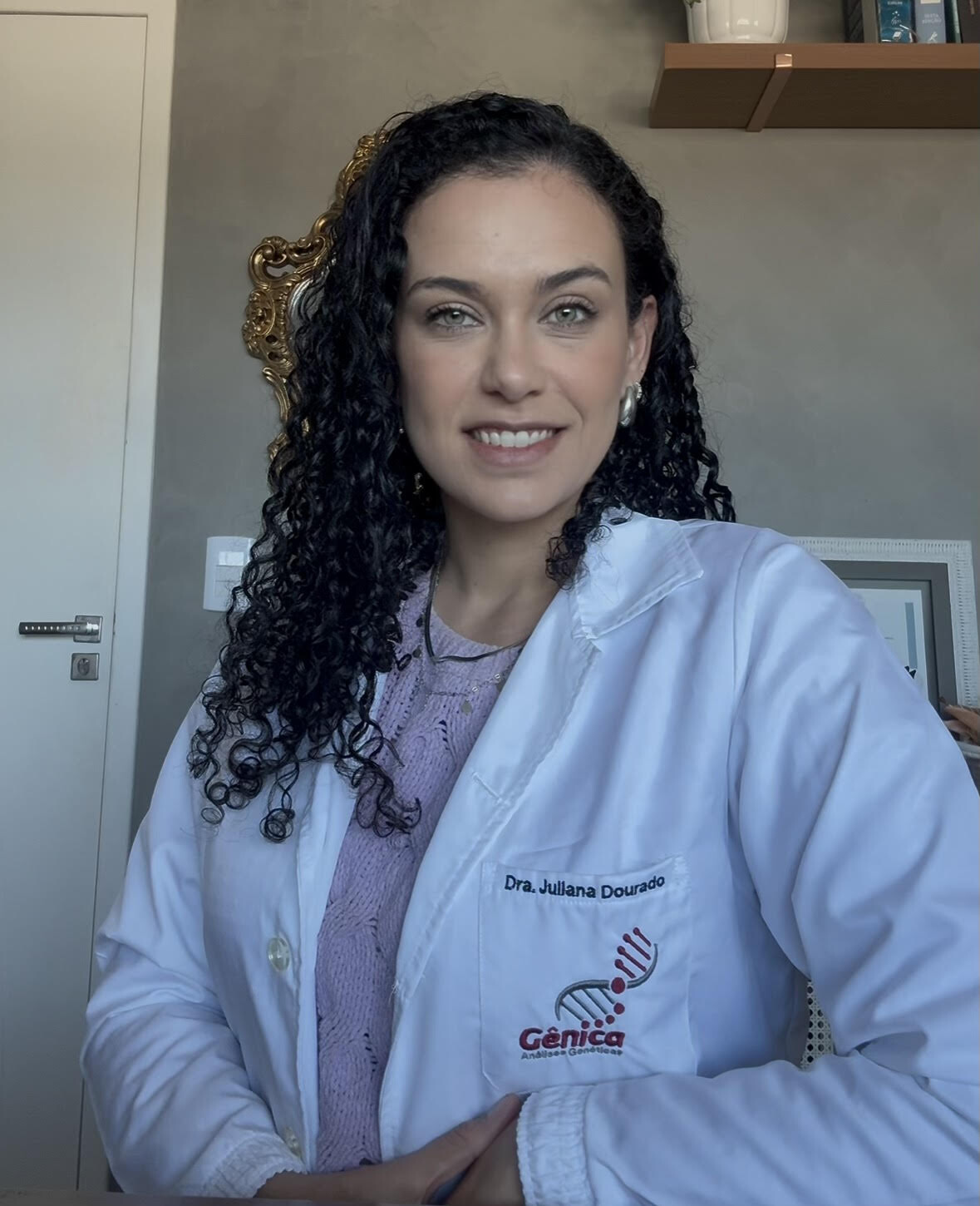 Graduada em Biologia pela Universidade Estadual do Oeste do Paraná (Unioeste). Mestre e Doutora em Genética pela USP de Ribeirão Preto. Conselheira geneticista com 8 anos de experiência. Atualmente, graduanda em Medicina pela Fundação Assis Gurgacz (FAG).