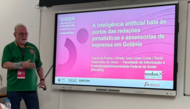 Imagem mostra professor alfredo costa em apresentação de trabalho do Nodus no Ibercom, em Braga, Portugal