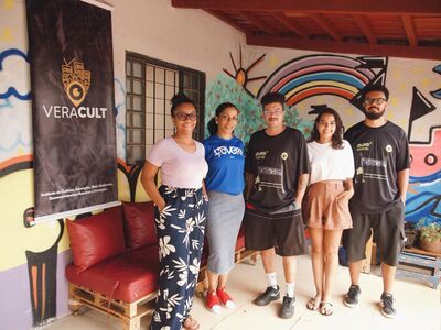 Imagem mostra equipe do VeraCult