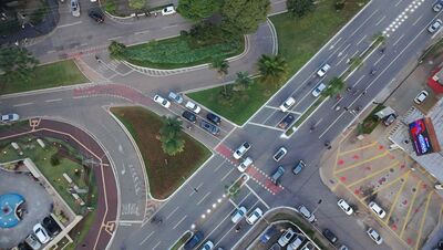Imagem de drone mostra trânsito do alto da avenida Mutirão, em Goiânia
