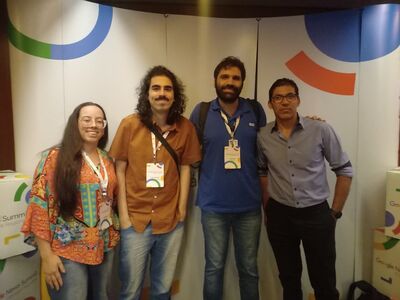 Imagem mostra membros do Lab Notícias - Nodus/UFG em evento do Google, em Brasília. 
