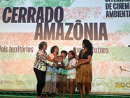 Da esquerda para a direita, a reitora da UFG, Angelita Pereira; a cineasta, Lucinete Morais; os filhos, Arthur e Clara Morais; e a co-diretora, Thaynara Rezende