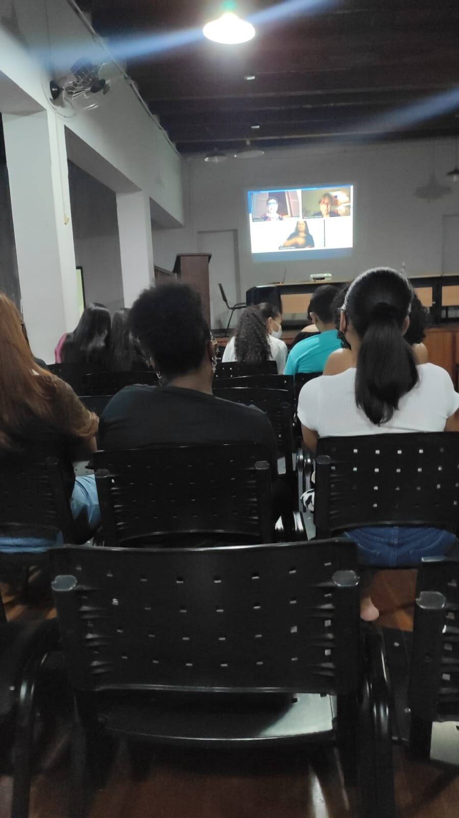 alunos acompanhando a palestra.jpeg