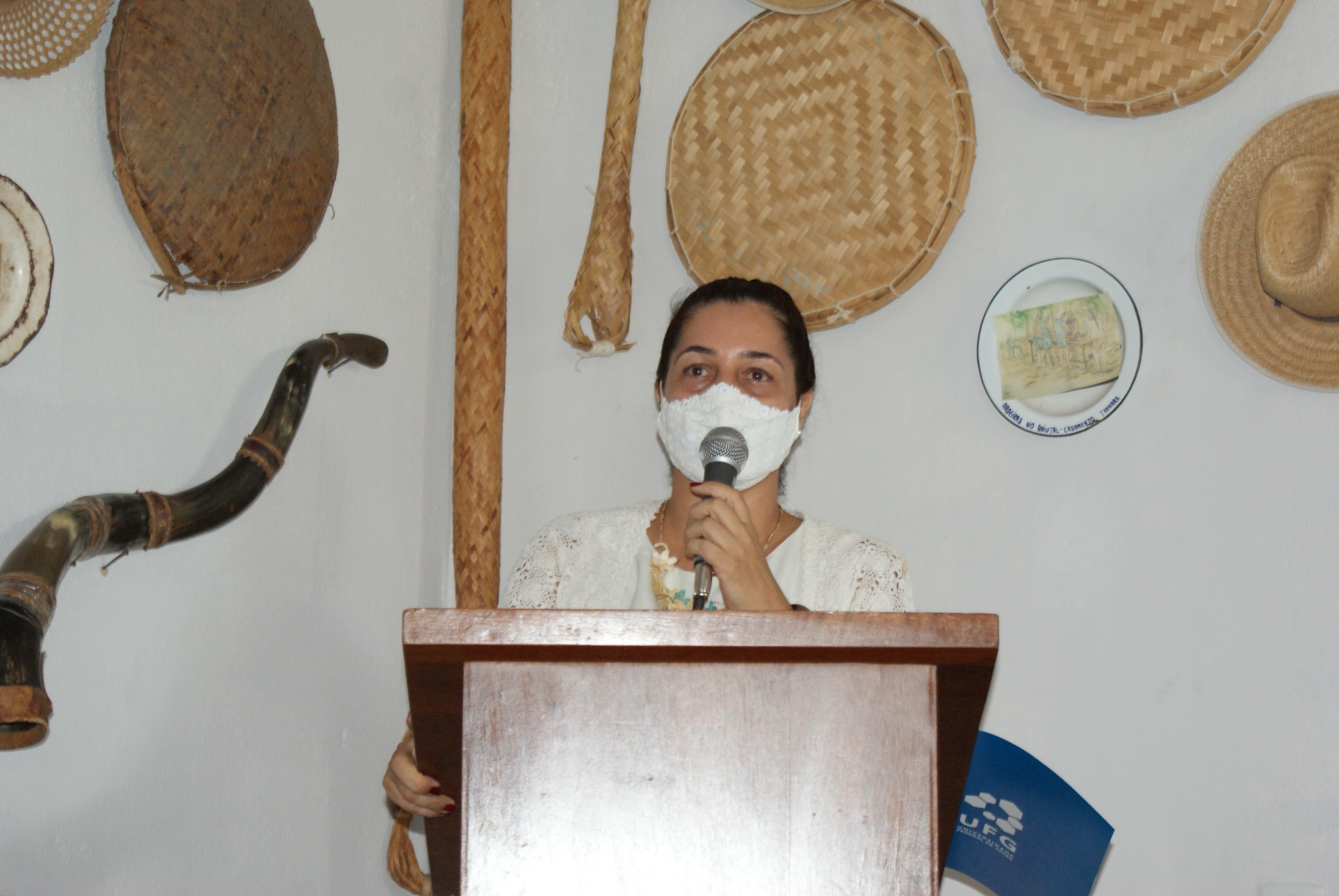 professora luciana no evento.JPG