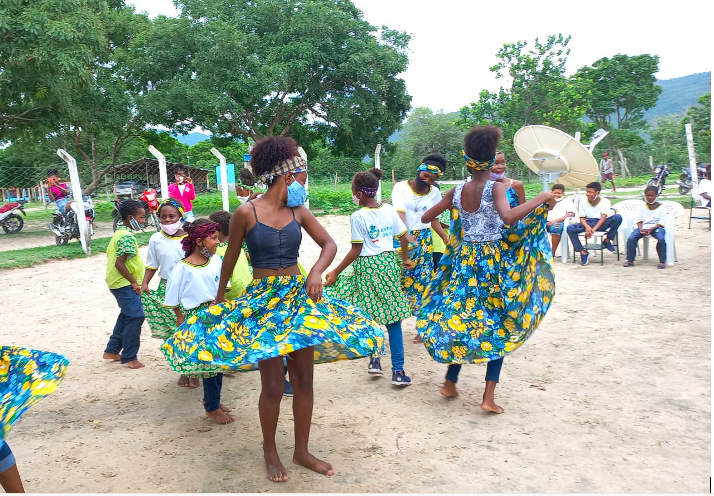 Estudantes remanescentes quilombolas dançando a sussa, dança típica da comunidade.