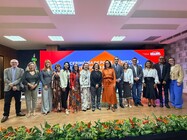 Foto da cerimônia de posse com autoridades no Ministério da Educação