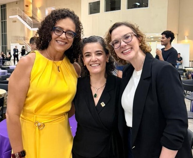 Ouvidora-Geral parabeniza a Vice-Reitora Camila Caixeta pela posse, junto com Maísa, Pró-Reitora de Assuntos Educacionais.