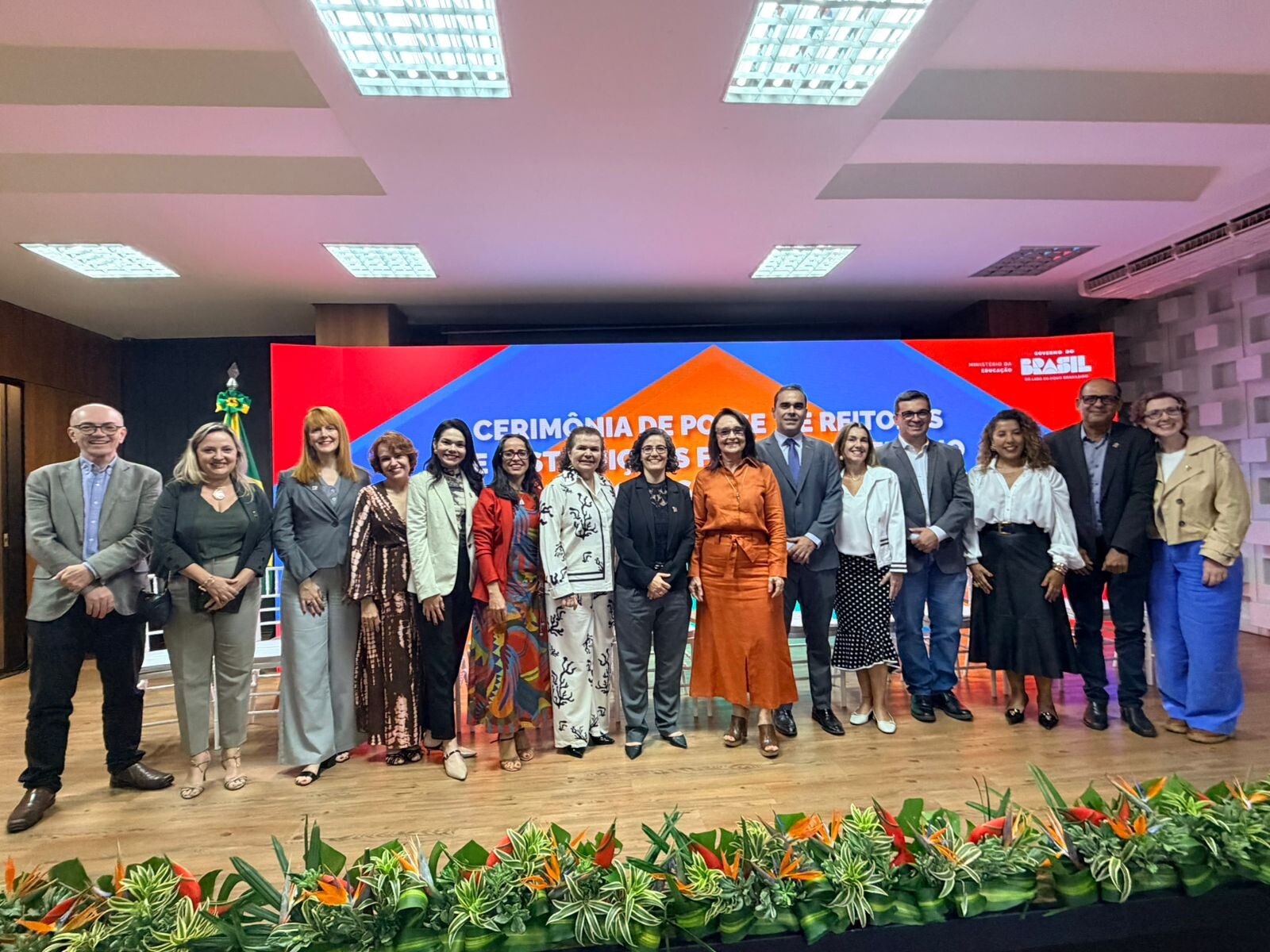 Foto da cerimônia de posse com autoridades no Ministério da Educação