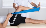 Fisioterapeuta aplica exercício ativo resistido em paciente-modelo