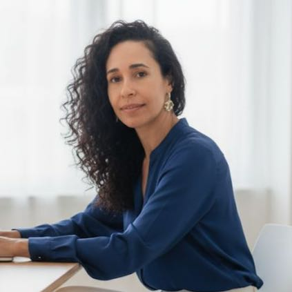 Profa. Lilian Carla Carneiro (UFG)