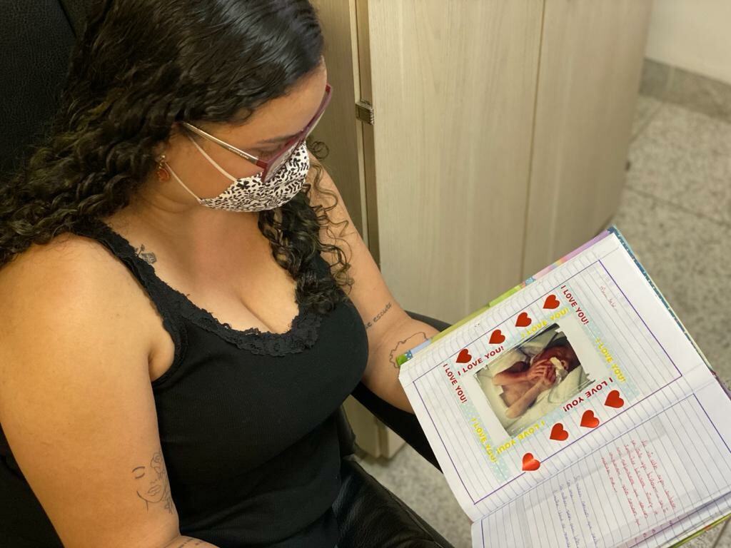 Jéssica com o caderno de recordações de João Vicente 2
