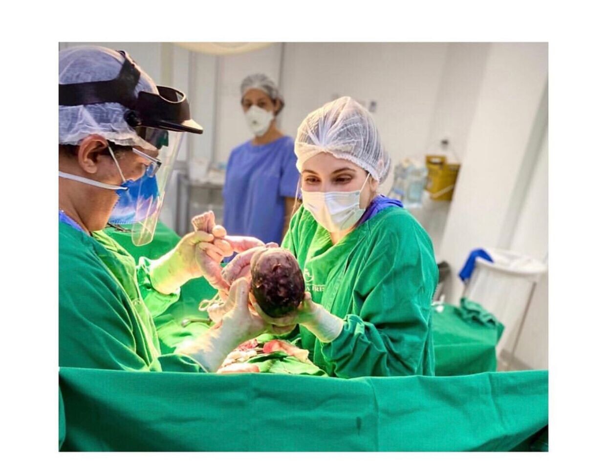 Residente realizando parto cesariana acompanhada de médico