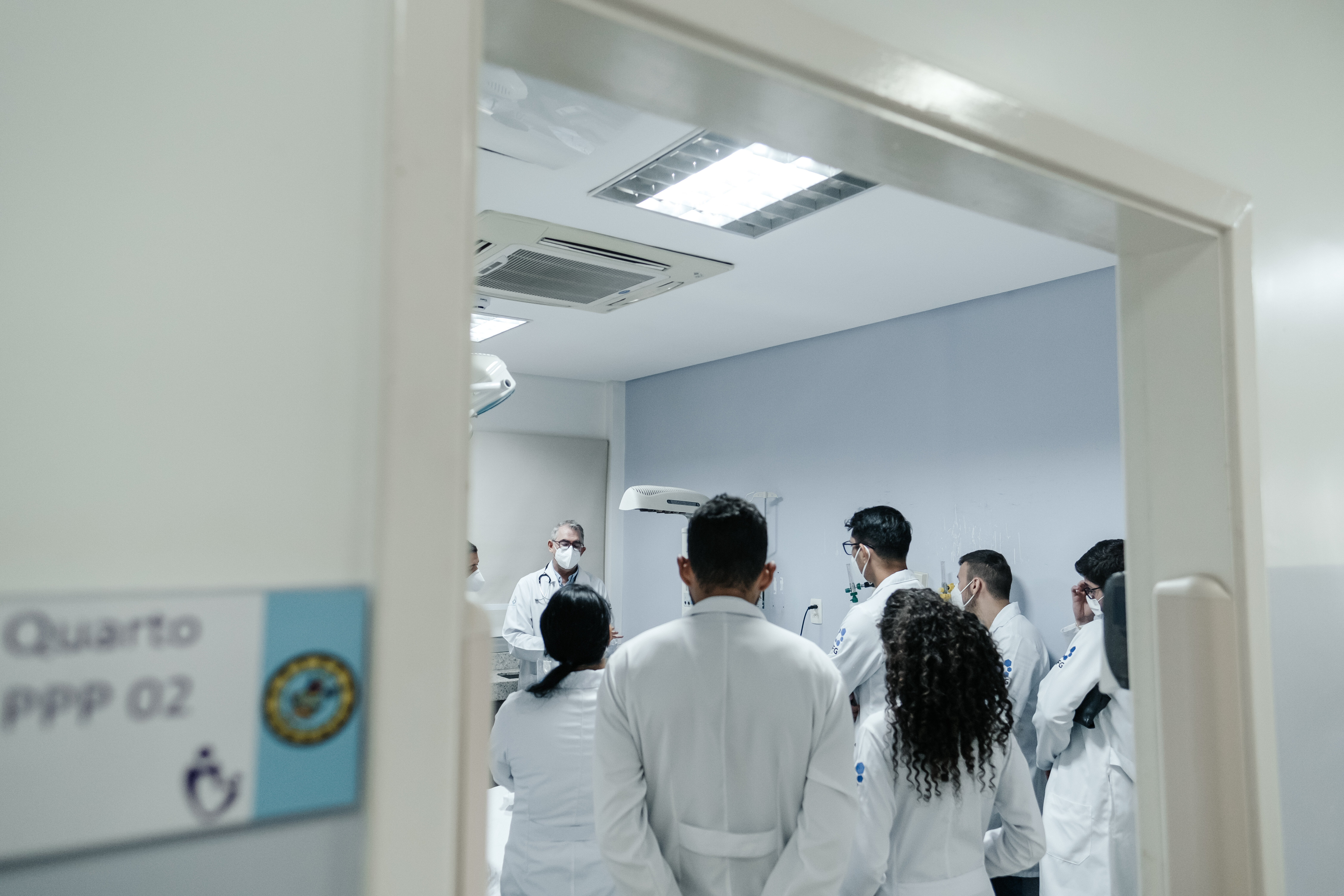 Residentes da UFG acompanhando visita a paciente 