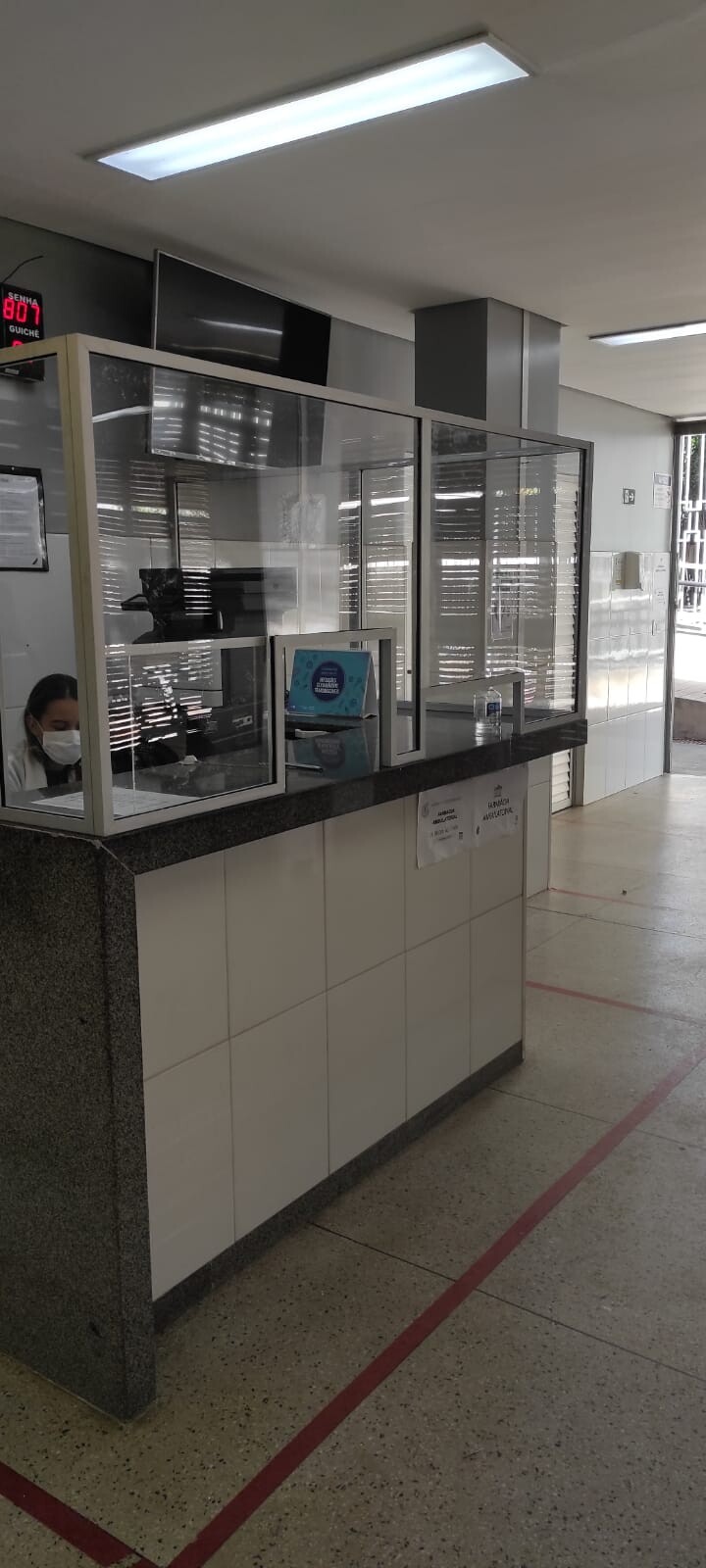 FUNDAHC instala barreiras protetoras em acrílico no Hospital das Clínicas da UFG