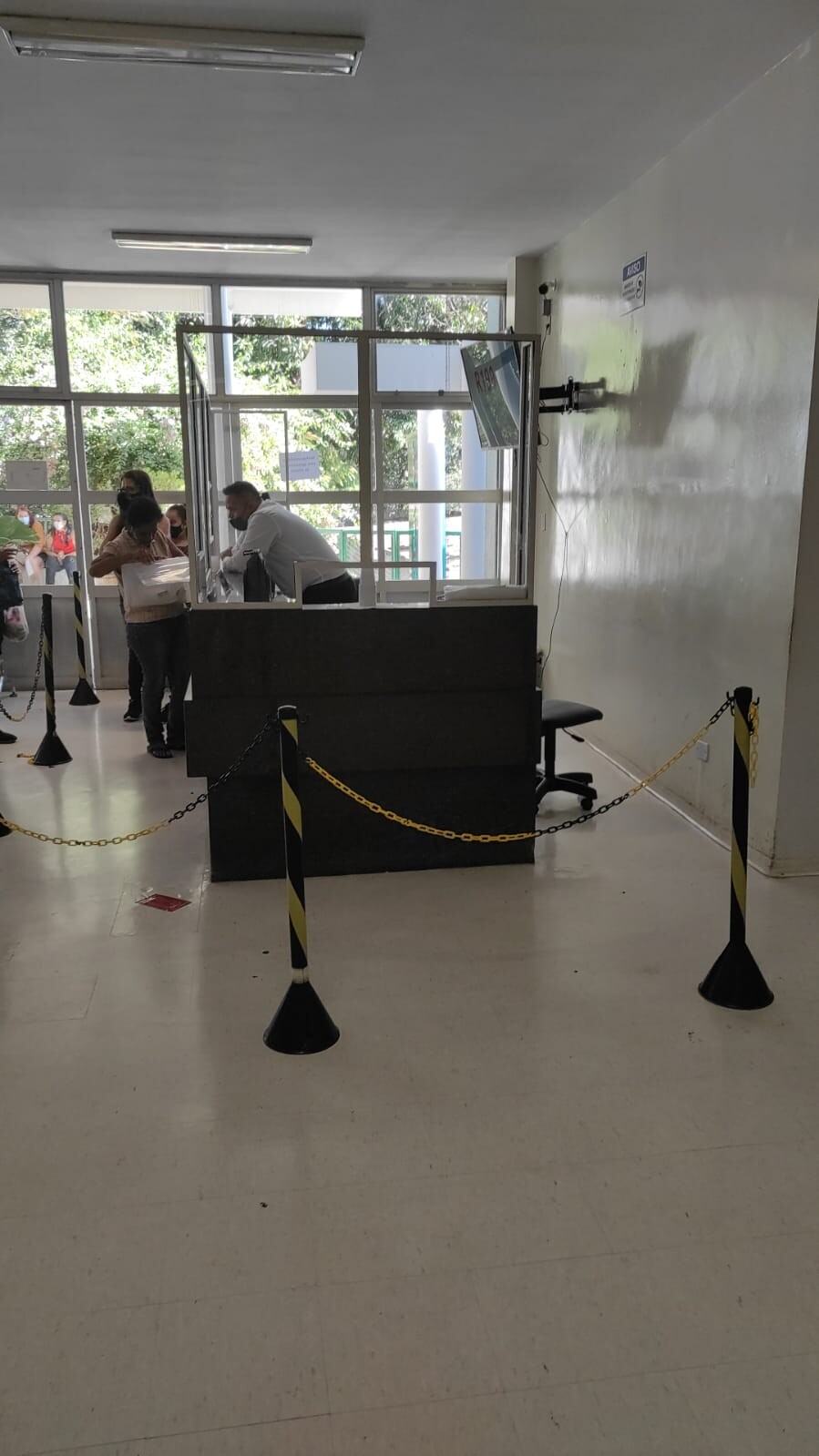 FUNDAHC instala barreiras protetoras em acrílico no Hospital das Clínicas da UFG
