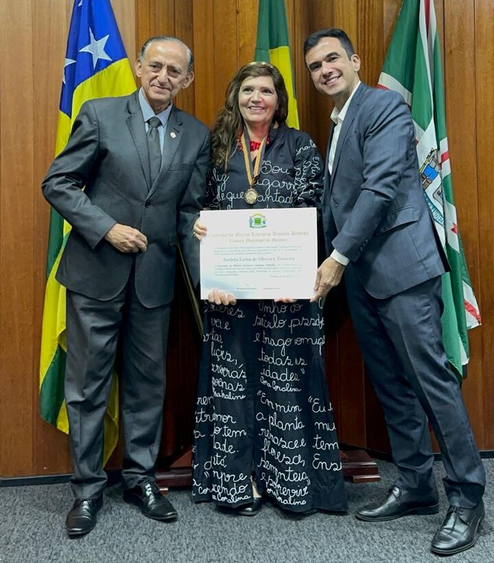 Andréia Teixeira comenda Antonio Almeida