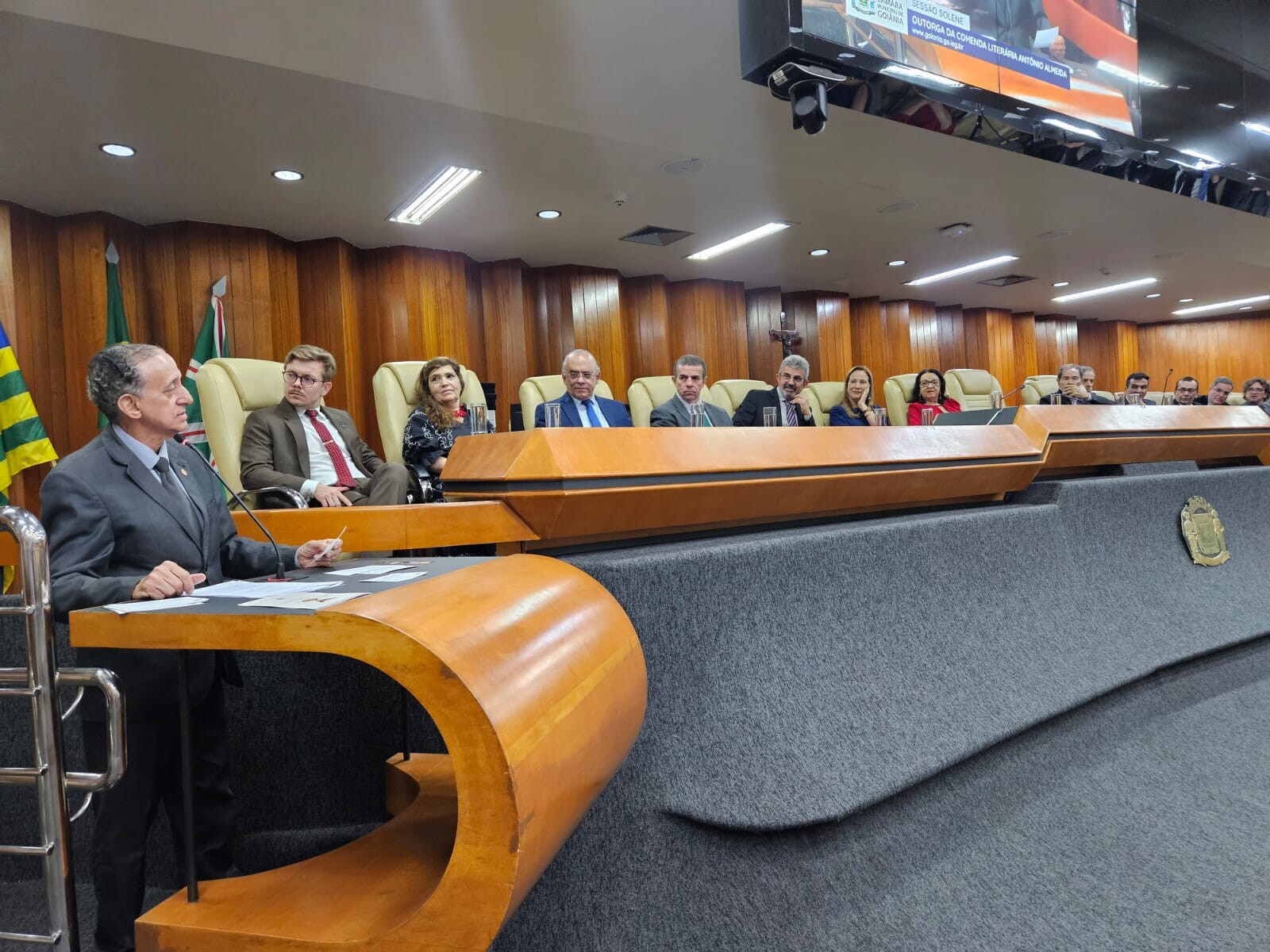 Andréia Teixeira comenda Antonio Almeida