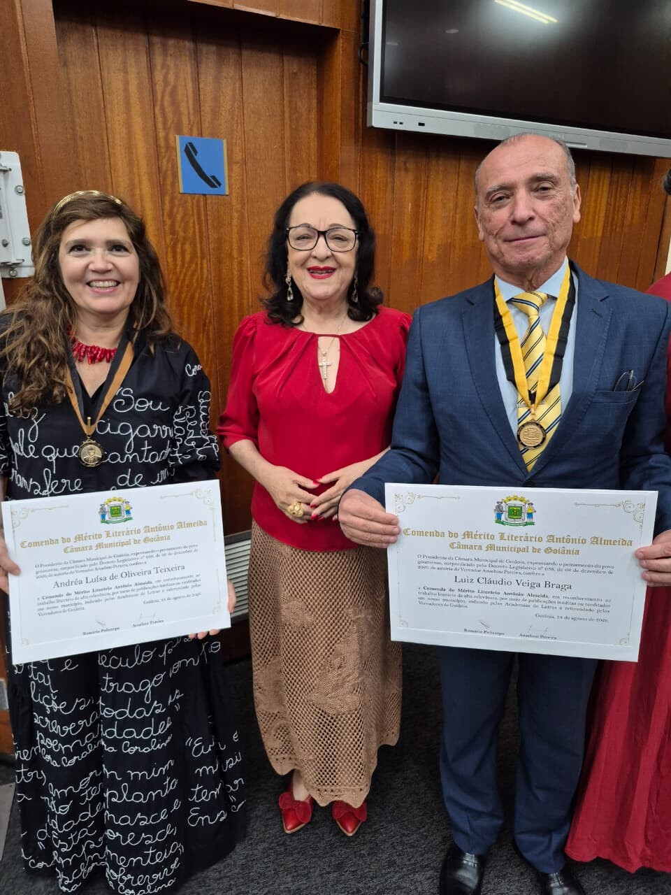 Andréia Teixeira comenda Antonio Almeida
