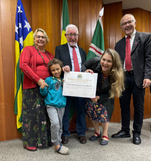 Professora Natássia Garcia recebe Diploma de Honra ao Mérito