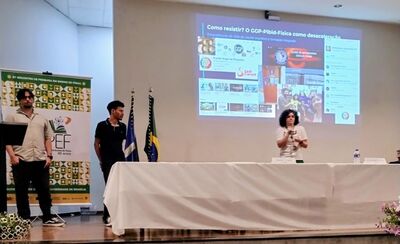 educacionais no 21º EPEF, em Brasília
Professor Luiz Genovese e licenciandos bolsistas do PIBID compartilharam experiências de escolas e projetos formativos durante o encontro na UnB.
