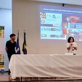 educacionais no 21º EPEF, em Brasília
Professor Luiz Genovese e licenciandos bolsistas do PIBID compartilharam experiências de escolas e projetos formativos durante o encontro na UnB.
