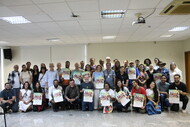 Fotos_Ensaio_Geral_Acof2026_04: foto final com todos os participantes do ensaio geral, segurando cartazes da Acof 2026