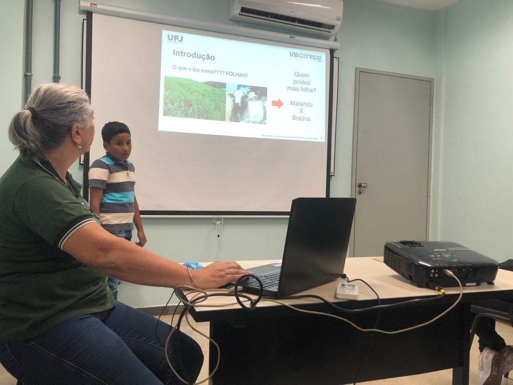 Apresentação do Trabalho "Morfologia de Duas Braquiárias do Cerrado Sob Diferentes Doses de Nitrogênio" no VIII CONEPE.