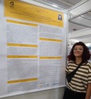 Maria Angélica Soares, estudante de Licenciatura em Artes Visuais, com poster exposto no 16º Conpeex da UFG.